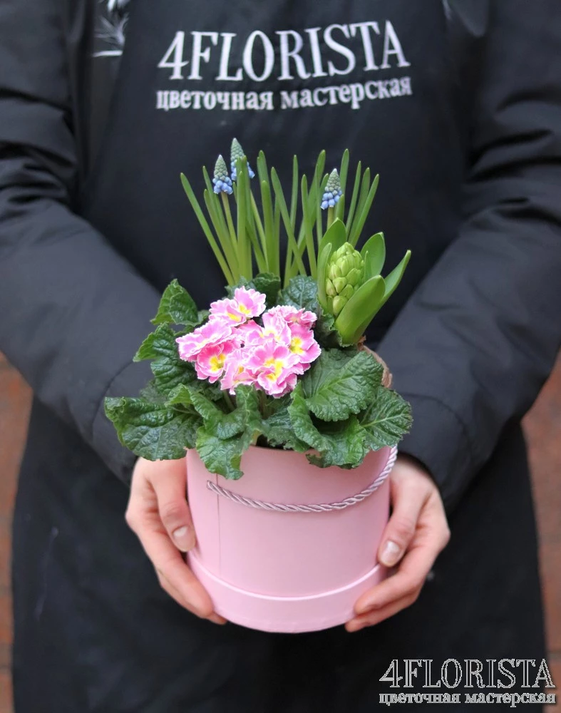 Цветы в коробке на восьмое марта №55