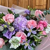 
											Букет с розами и маттиолой