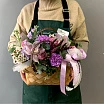 
											Букет в корзине с гвоздиками и розами