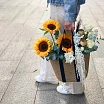
											Композиция с тремя подсолнухами в сумке