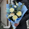 
											Букет на 8 марта с розами и ранункулюсом
