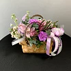 
											Букет в корзине с гвоздиками и розами