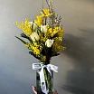 
											Мимоза с тюльпанами в декоративной вазе на 8 марта