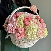 
											Композиция из гортензий и кустовых роз в корзине