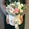 
											Букет в коробке на 8 марта из тюльпанов, ирисов и гвоздик