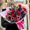 
											Букет на 8 марта с розами, эустомой и вероникой