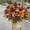 
											Букет в коробке с розами, гвоздиками и георгинами