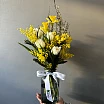 
											Мимоза с тюльпанами в декоративной вазе на 8 марта