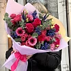 
											Букет на 8 марта с розами, эустомой и вероникой