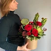 
											красно-зеленая цветочная композиция