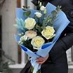 
											Букет на 8 марта с розами и ранункулюсом