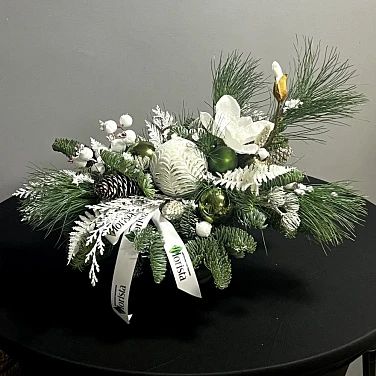 Новогодняя композиция с декоративными шарами