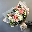 
											Букет на 8 марта из роз, гортензий и маттиолы