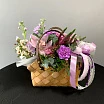 
											Букет в корзине с гвоздиками и розами