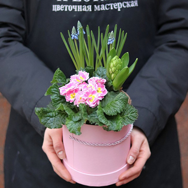 Цветы в коробке на восьмое марта №55